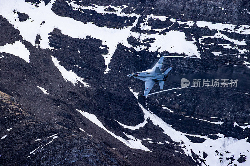 F/A18喷气式战斗机在山上飞行
